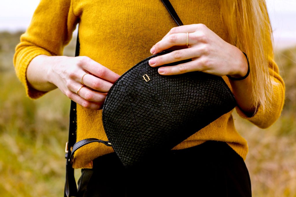 Ms. Bay: Futureproof tassen uit zalmleer