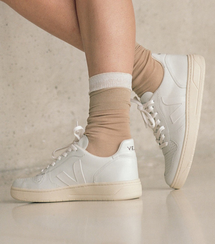 VEJA V-10 Extra white men