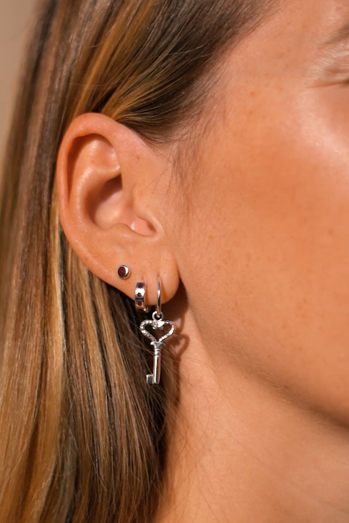 WILDTHINGS COLLECTABLES Hammered key earring silver single piece