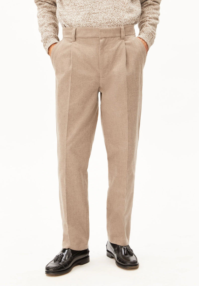 ARMEDANGELS Taamir structure pleated chino trousers honey reed men