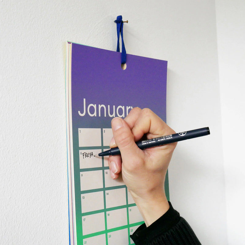 Papieren verjaardagskalender van Redopapers, ontworpen en gedrukt op gerecycleerde papier.