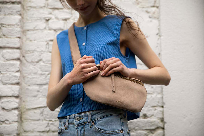 ANN KURZ Fanny pack suede caramelo women