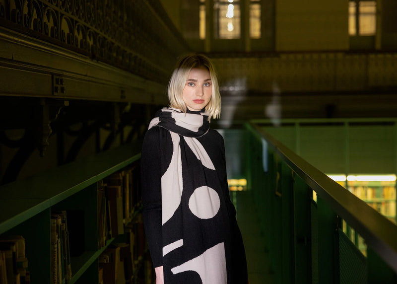 WOLVIS Semicolon maxi scarf black unisex