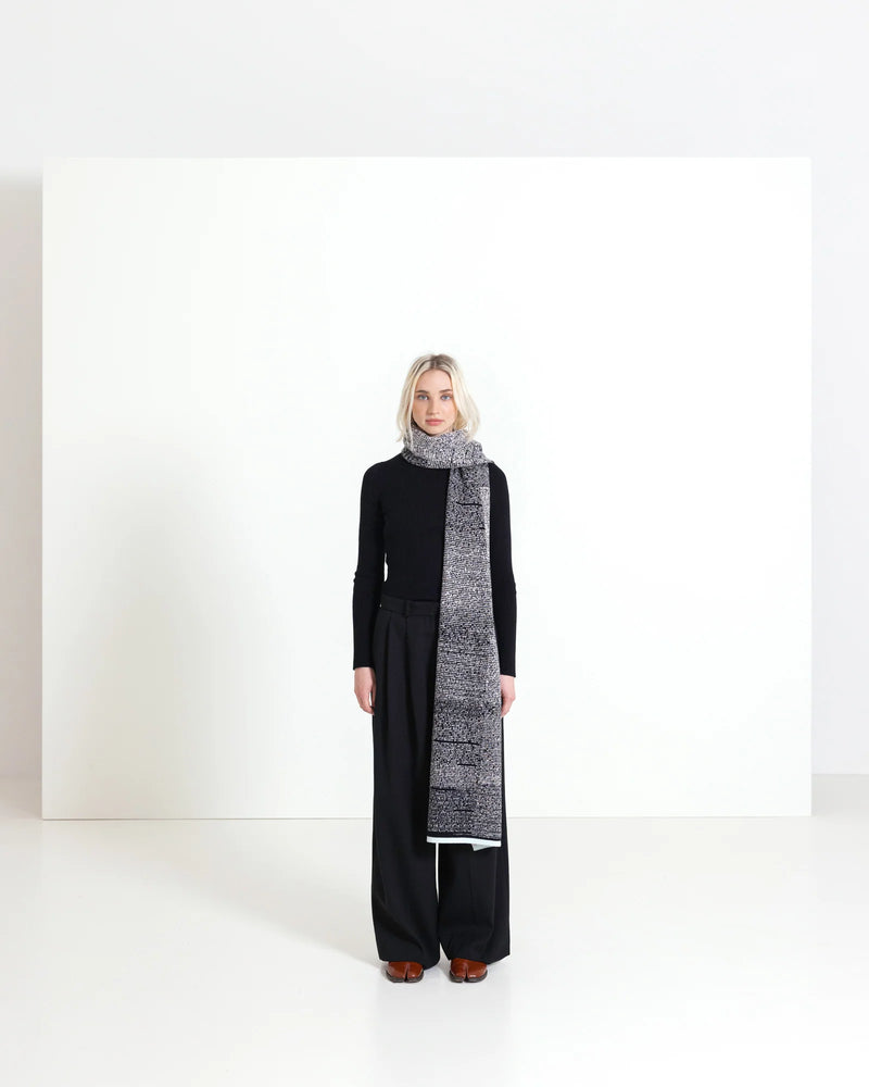WOLVIS Apostrophe maxi scarf black unisex