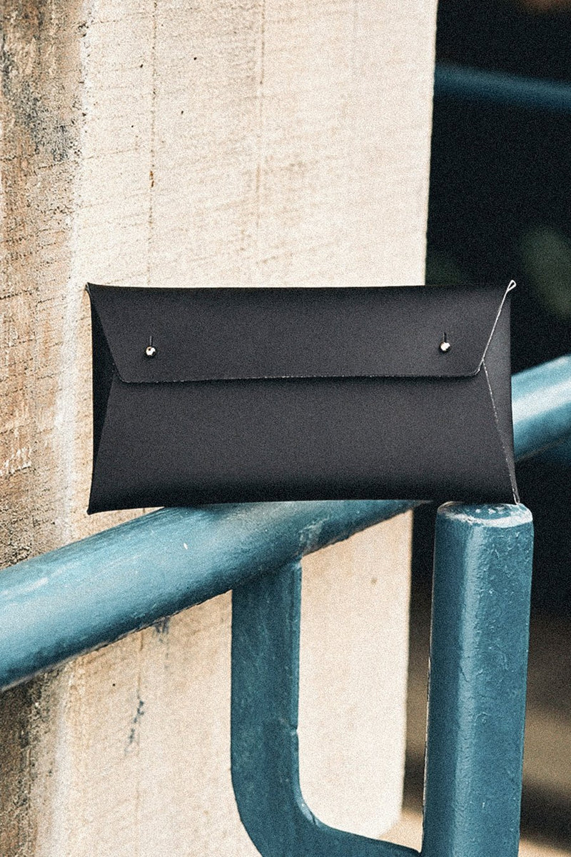 WALK WITH ME Regular Pouch Black