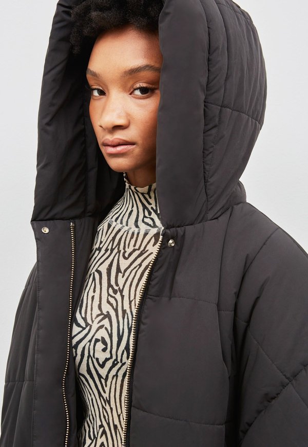 EMBASSY OF BRICKS AND LOGS Saskatoon Down Parka black